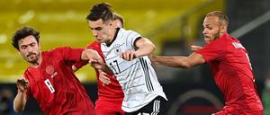 Stark in engen Räumen. Florian Neuhaus (Mitte) bringt viele Qualitäten mit.