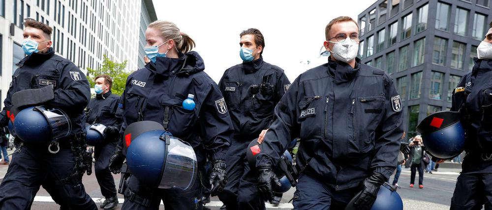 Besonders betroffen ist wegen der Einsatzhundertschaften die Direktion Einsatz/Verkehr mit – Stand Ende Januar – 554.170 Überstunden.