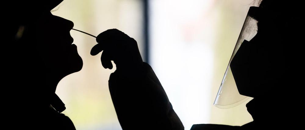 In den meisten Schnelltest-Zentren werden Nasenabstriche genommen. 