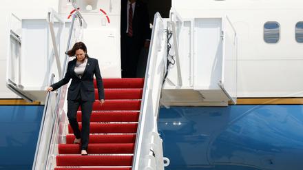 Panne bei „Air Force Two“: Kamala verlässt den Dienstflieger. 
