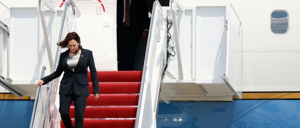 Panne bei „Air Force Two“: Kamala verlässt den Dienstflieger. 