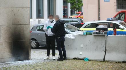 Ermittler der Polizei an der Synagoge in Ulm 