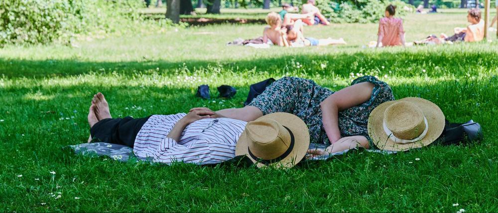 Am Wochenende zog es viele Berliner zum Entspannen in die Parks.