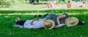 Am Wochenende zog es viele Berliner zum Entspannen in die Parks.
