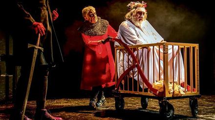Generationenvertrag. Tochter Cordelia (Katharina Thalbach) schiebt den verwirrten Vater Lear (Felix von Manteuffel). 