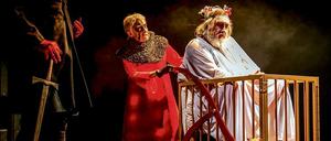 Generationenvertrag. Tochter Cordelia (Katharina Thalbach) schiebt den verwirrten Vater Lear (Felix von Manteuffel). 