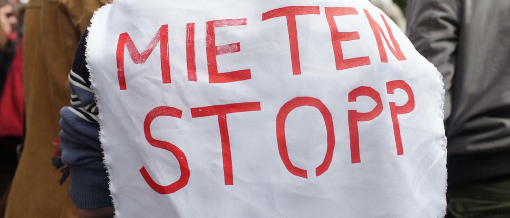 „Mieten Stopp“ steht auf einem Transparent auf dem Rücken eines Demonstranten bei einer Demonstration in Berlin.