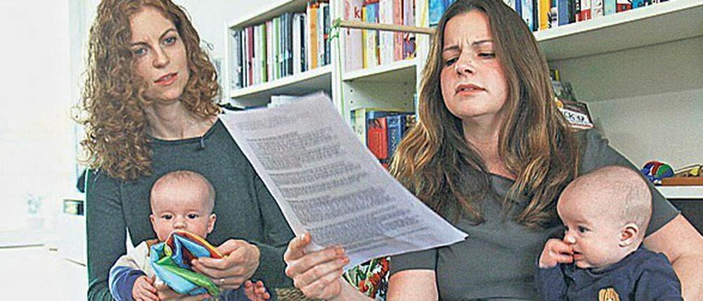 Die Schweizerinnen Nicole und Janina bereiten sich auf die Stiefkind-Adoption vor. 