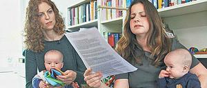 Die Schweizerinnen Nicole und Janina bereiten sich auf die Stiefkind-Adoption vor. 