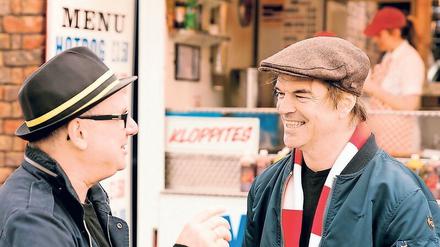 Das Lied scheint eins geworden mit der Fankultur. Schauspieler und Fußballfan Joachim Krol (l.) trifft unter anderem Musiker Campino in Liverpool.