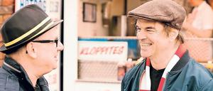 Das Lied scheint eins geworden mit der Fankultur. Schauspieler und Fußballfan Joachim Krol (l.) trifft unter anderem Musiker Campino in Liverpool.