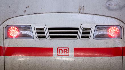 Ein ICE der Deutschen Bahn steht im Hauptbahnhof.