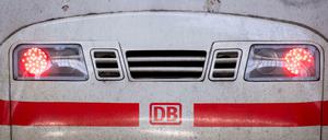 Ein ICE der Deutschen Bahn steht im Hauptbahnhof.