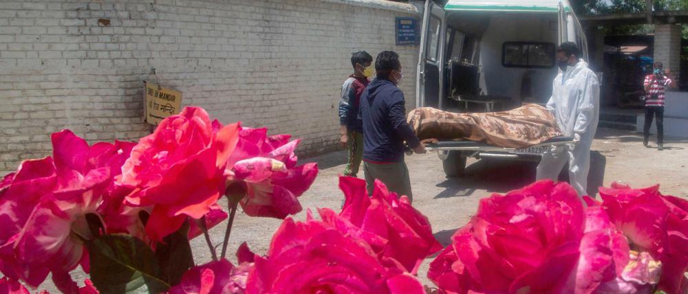 Ein Corona-Opfer wird in ein Krematorium gebracht. In Indien wurden 1742 Corona-Waisen und 7464 Corona-Halbwaisen erfasst.