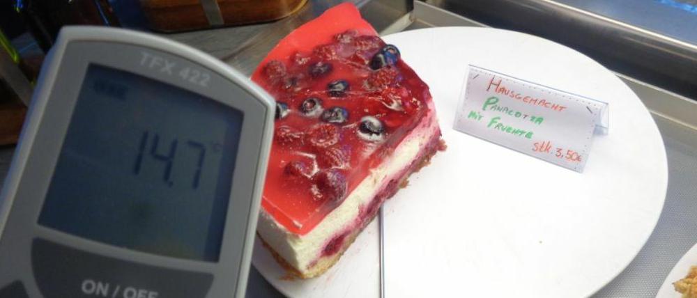 Eine Lebensmittelkontrolle in einem Café durch Bezirksamt Pankow. Künftig sollen Kontrollergebnisse leichter einsehbar sein.
