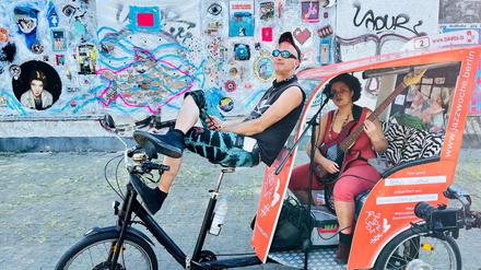 Punkrocker Chris lauscht Sängerin und Bassistin Natalie Greffel.