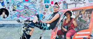 Punkrocker Chris lauscht Sängerin und Bassistin Natalie Greffel.