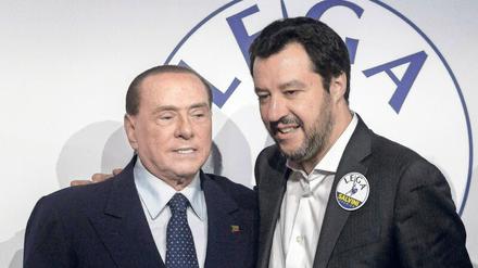 Noch ziert er sich, der „Cavaliere“. Doch Silvio Berlusconi (links) braucht Lega-Boss Matteo Salvini. Foto: Giuseppe Ciccia/dpa