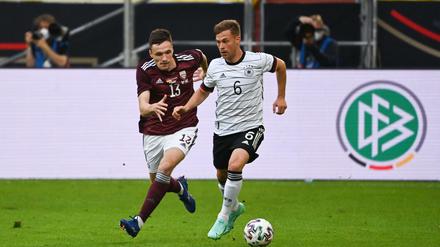 Ein Mann für viele Rollen. Joshua Kimmich (r.) war schon Innen- und Außenverteidiger, spielt aber am liebsten im zentralen Mittelfeld.