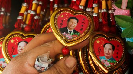 Liebet eure Führer. Souvenirstand am Pekinger Tiananmen-Platz. Xi Jinping rangiert hier gleichauf mit Mao Zedong. 