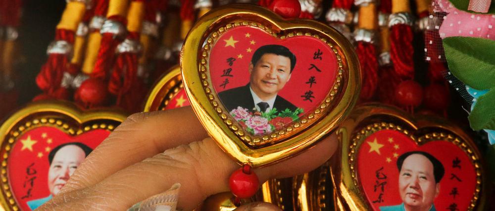Liebet eure Führer. Souvenirstand am Pekinger Tiananmen-Platz. Xi Jinping rangiert hier gleichauf mit Mao Zedong.