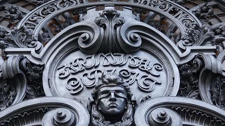 Im Gebäude des Kriminalgerichts Moabit startet heute der mehrtägige Prozess gegen ein Mitglied der militanten Gruppe „Revolutionären Linke / Revolutionäre Aktionszellen“. Der 46-jährige Angeklagte soll drei Brandanschläge verübt haben.