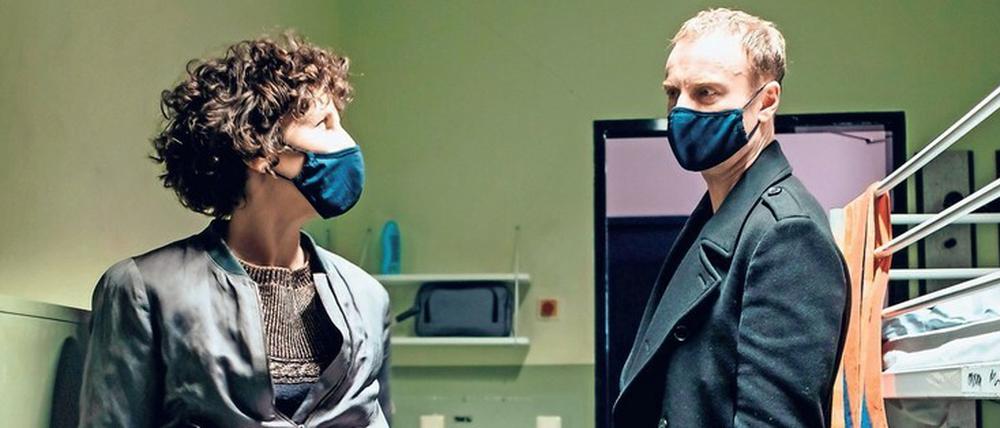 Mit Maske: Rubin (Meret Becker) und Karow (Mark Waschke) ermitteln in einer Notunterkunft. Dort ist Otto Wagner mit seiner Familie untergekommen, nachdem ihre Wohnung mit Gangstermethoden zwangsgeräumt wurde. 