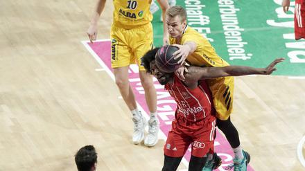 Die schon wieder. Niels Giffey (oben) trifft mit Alba im Finale erneut auf Bayern München (Jalen Reynolds). 