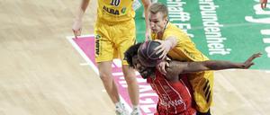 Die schon wieder. Niels Giffey (oben) trifft mit Alba im Finale erneut auf Bayern München (Jalen Reynolds). 