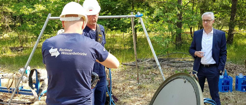 Wasserwerker bereiten im Beisein von BWB-Chef Jörg Simon die Sprengung vor, um einen Trinkwasserbrunnen zu regenerieren.