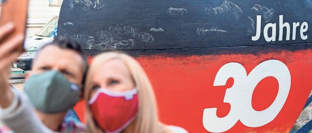 Schwarz-rot-goldene Verklärung. Die Erfahrung von Gastarbeiter:innen und ihren Kindern, Afrodeutschen, Jüdinnen und Juden und vielen weiteren als anders markierten Menschen bleibt in der deutschen Gedenkpolitik weitgehend unbeachtet.