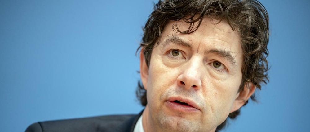 Man müsse aufpassen, dass die Menschen künftig nicht nachlässig würden und sich zum Beispiel die Zweitimpfung nicht mehr abholten, sagt Christian Drosten.