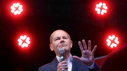 Der nach den Sternen zu greifen scheint: Vor wenigen Tagen trat Kanzlerkandidat Olaf Scholz beim Wahlkampfabschluss der SPD in Magdeburg auf. 