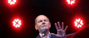Der nach den Sternen zu greifen scheint: Vor wenigen Tagen trat Kanzlerkandidat Olaf Scholz beim Wahlkampfabschluss der SPD in Magdeburg auf. 