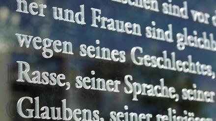 Im Grundgesetz heißt es in Artikel drei, dass niemand wegen „seines Geschlechtes, seiner Abstammung, seiner Rasse, seiner Sprache, seiner Heimat und Herkunft, seines Glaubens, seiner religiösen oder politischen Anschauungen benachteiligt oder bevorzugt werden“ darf.