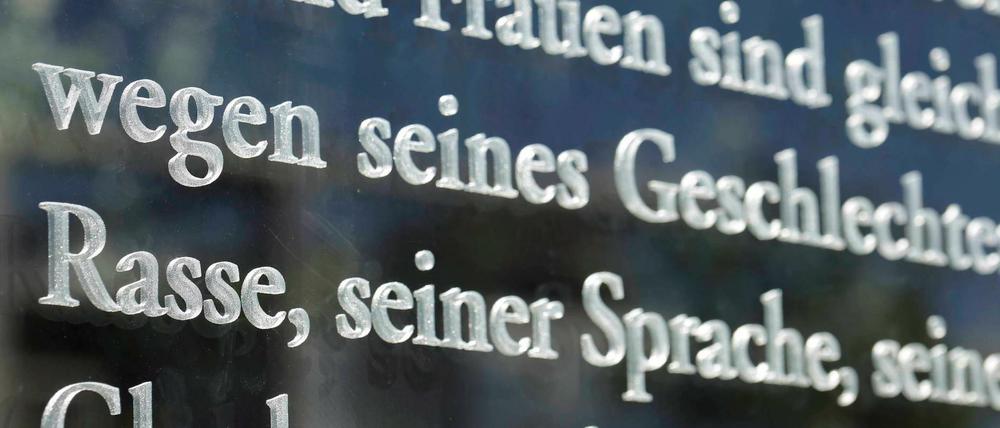 Im Grundgesetz heißt es in Artikel drei, dass niemand wegen „seines Geschlechtes, seiner Abstammung, seiner Rasse, seiner Sprache, seiner Heimat und Herkunft, seines Glaubens, seiner religiösen oder politischen Anschauungen benachteiligt oder bevorzugt werden“ darf.