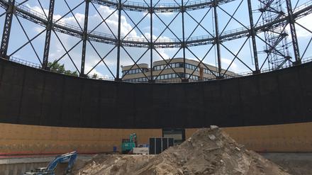 Der Gasometer in Berlin-Schöneberg soll ausgebaut werden. Die Baugrube wird bereits ausgehoben.