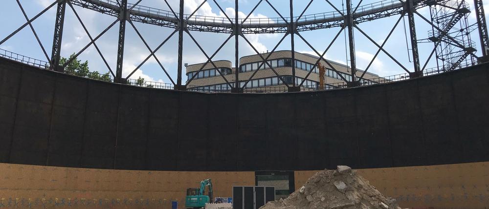 Der Gasometer in Berlin-Schöneberg soll ausgebaut werden. Die Baugrube wird bereits ausgehoben.