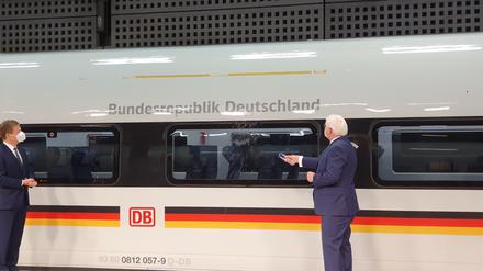 Wasser für den Zug. Bundespräsident Frank-Walter Steinmeier taufte ihn im Hauptbahnhof.