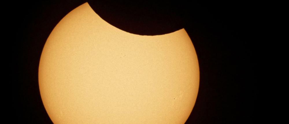 Nur ein kleiner Teil der Sonne wurde über Deutschland - wie hier über Köln - bei der Partiellen Sonnenfinsternis vom Mond verdeckt. Das Bild wurde mit einem Teleskop mit 2000mm Brennweite und einer Nikon Z6 gemacht.