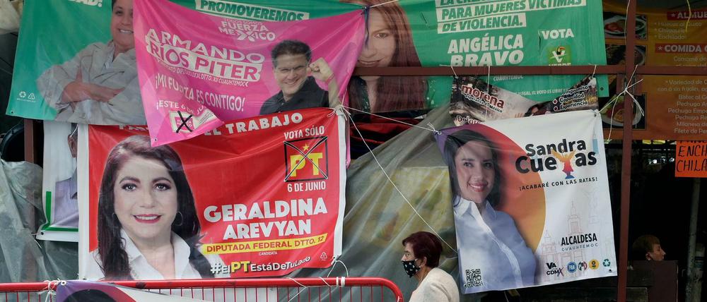 Diverse Plakate der Parteien in Mexiko.