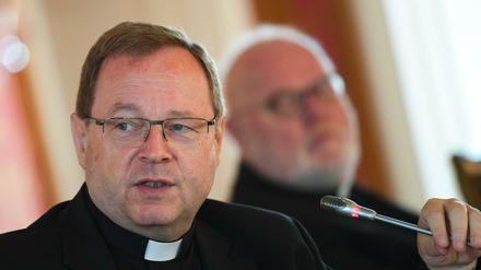 Georg Bätzing (l), Bischof von Limburg und Vorsitzender der Deutschen Bischofskonferenz