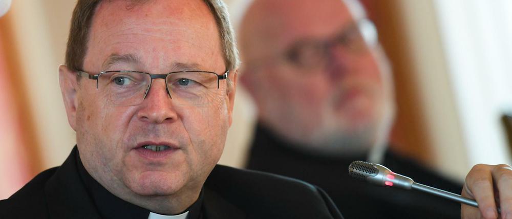 Georg Bätzing (l), Bischof von Limburg und Vorsitzender der Deutschen Bischofskonferenz