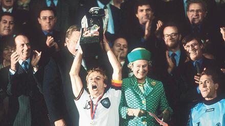 Die Queen ist hochentzückt, als Jürgen Klinsmann den EM-Pokal in die Höhe streckt.