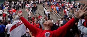 Fans vor dem Wembley-Stadion.