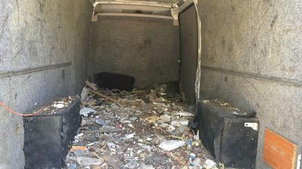 In Potsdam schnappte die Polizei am Mittwoch einen 29-jährigen Berliner, der illegal Abfall entsorgte. Hier zu sehen: Asbest und Bauschutt.