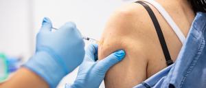 Eine Corona-Schutzimpfung mit dem Impfstoff von Biontech/Pfizer.