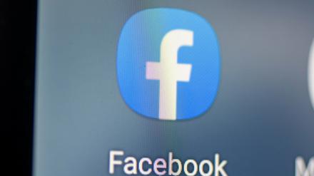Auf dem Bildschirm eines Smartphones sieht man das Logo der App Facebook. 