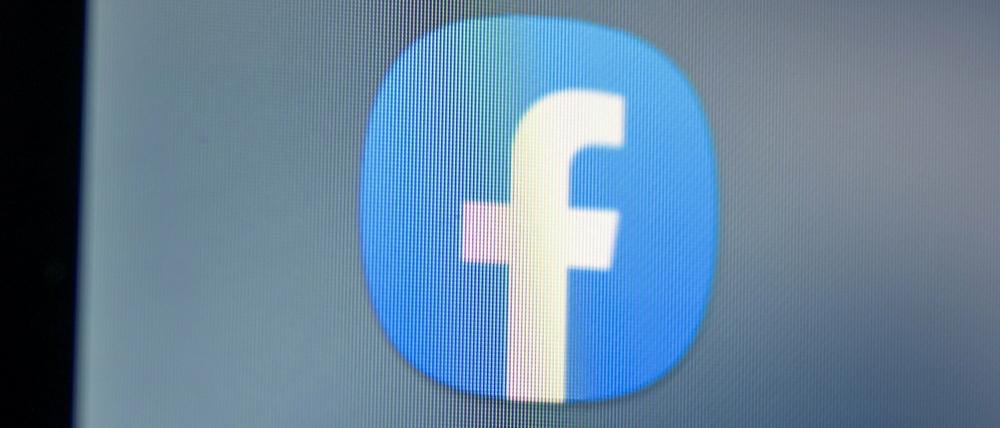 Auf dem Bildschirm eines Smartphones sieht man das Logo der App Facebook. 
