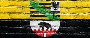 Sachsen-Anhalts Flagge auf einer Mauer.
